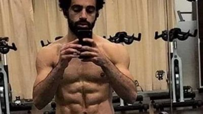 «صلاح» يستعرض عضلاته في معسكر الفراعنة ببرج العرب