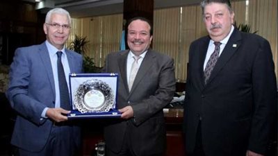 درع المؤتمر الدولي للكلى لرئيس جامعة طنطا