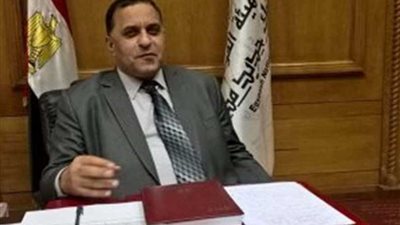 رئيس السكة الحديد يشدد على تطوير نظم الإشارات والمزلقانات