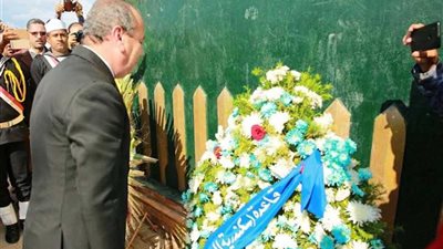 قادة البحرية ومحافظ كفرالشيخ يضعون الزهور على النصب التذكاري