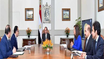 الرئيس السيسي يجتمع بـ