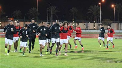 المنتخب الوطنى يؤدى المران رغم الأمطار الغزيرة .. صور