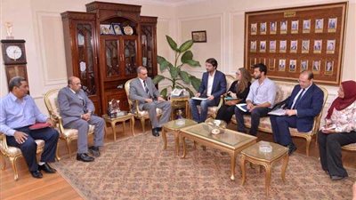 محافظ أسيوط يبحث تنفيذ مشروعات تنموية مع 