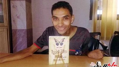 بالفيديو والصور.. قصة شاعر تحدي إعاقته بشلل رباعي بالقليوبية ويجيد استخدام الكمبيوتر