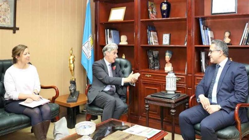 وزير الآثار يلتقي