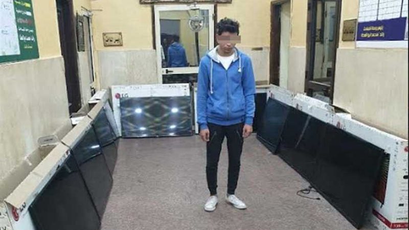 عاطل يسرق 9 شاشات