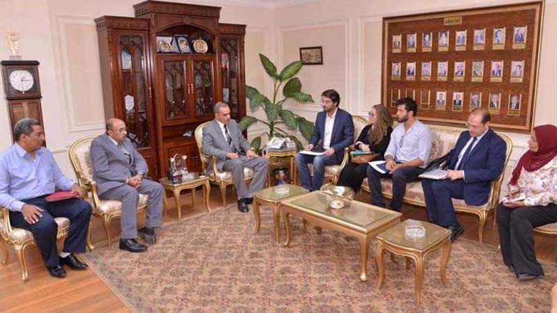 محافظ أسيوط يبحث