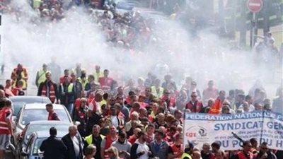 الداخلية الفرنسية: مقتل سيدة واعتقال أخرى في تظاهرات لزيادة أسعار الوقود