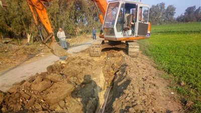 بالصور.. إيقاف أعمال حفر مخالفة في السنطة