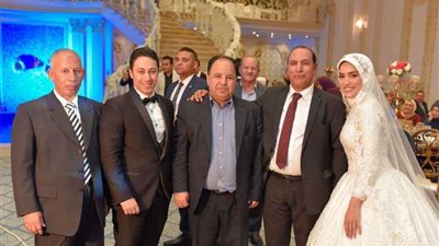 بساطة المسئولين .. وزير المالية يلبى دعوة موظف بالضرائب لحضور حفل زفاف نجله ..صور
