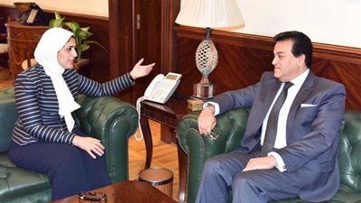 وزيرا الصحة والتعليم العالي يناقشان أليات قانون مزاولة مهنة الطب