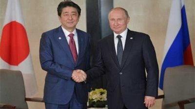 رئيس الوزراء الياباني يزور روسيا مطلع العام المقبل