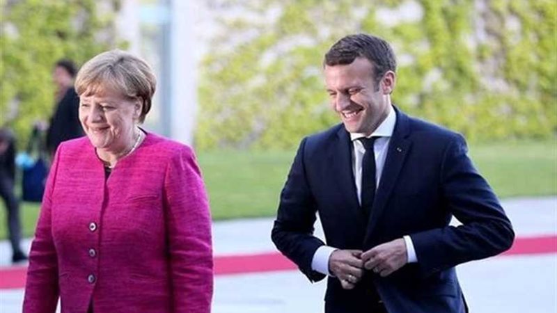 ميركل وماكرون يحتفلان