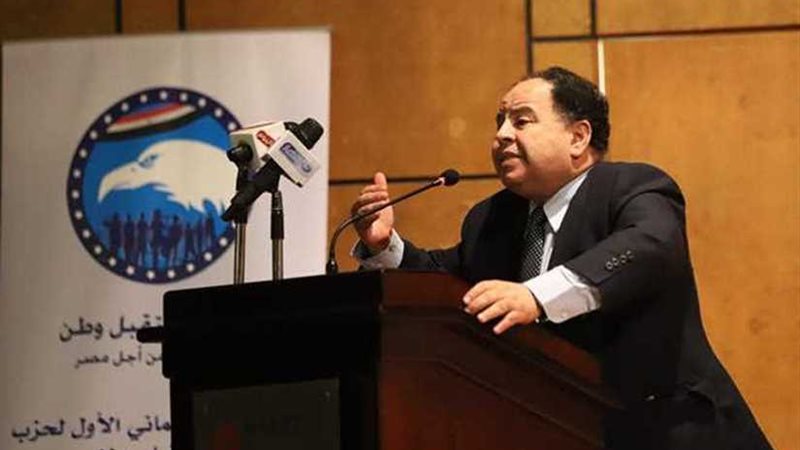 وزير المالية يبحث