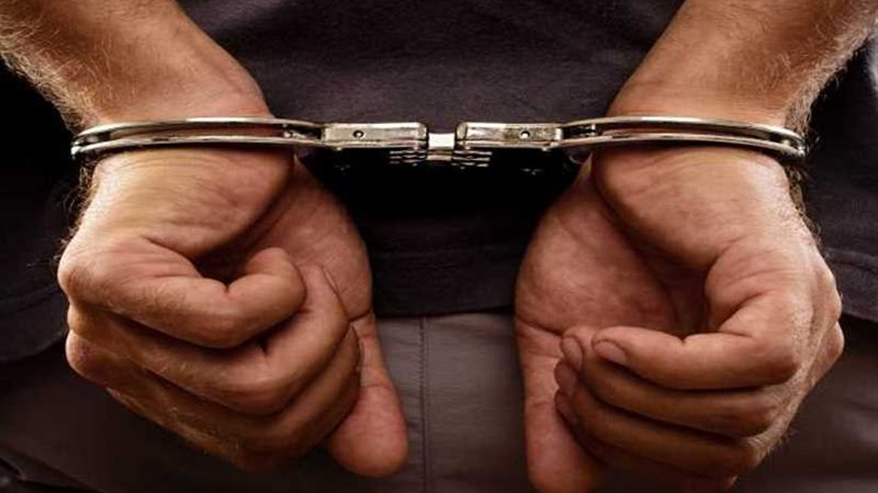 سائق يتهم مُدرسة