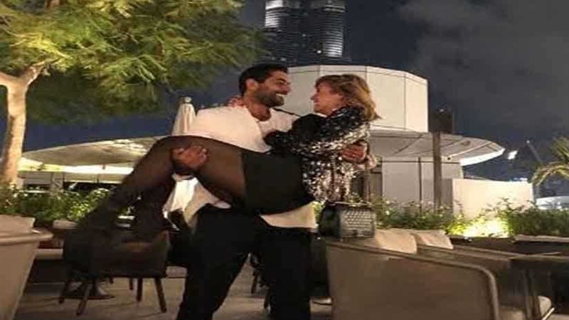 بعد القبلة.. فلوكس