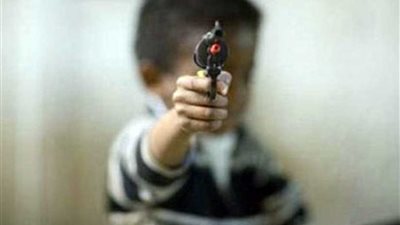 طفل عمره عامان يقتل نفسه بمسدس والده