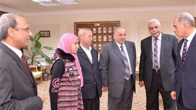 محافظ أسيوط يسلّم 