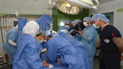 فريق طلابي أمريكي تدرب على عمليات جراحة الضفيرة العصبية الذراعية بجامعة أسيوط