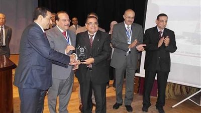 تكريم نقيب العلميين ومدير الخدمة العامة بعلوم طنطا
