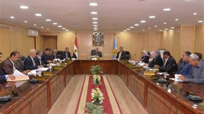 محافظ أسيوط يراجع الخطة الاستثمارية