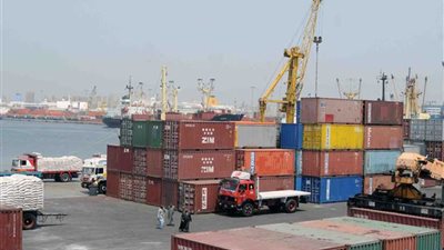 ميناء الإسكندرية يستقبل 124سفينة بضائع