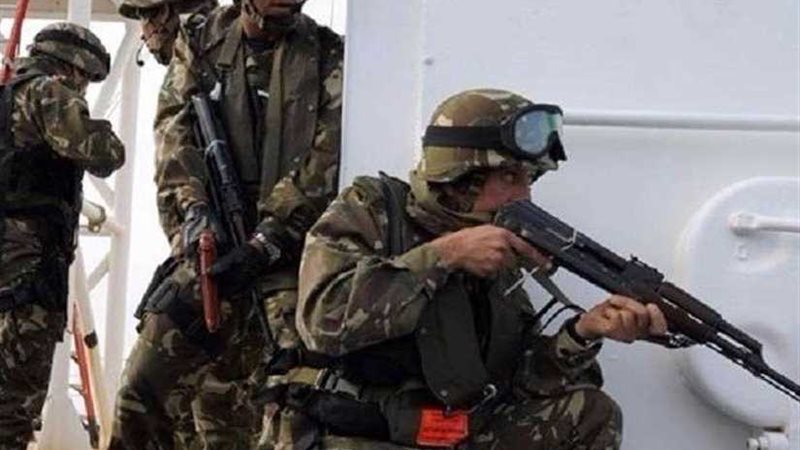 الجزائر.. مقتل عسكري