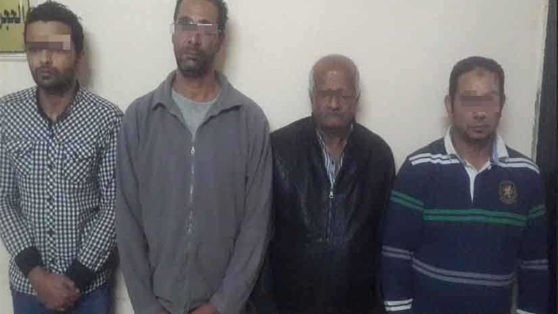 4 عاطلين في مهمة