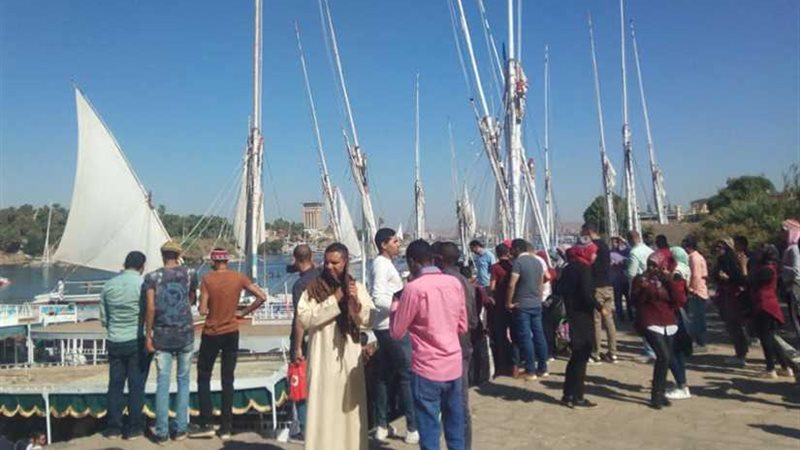 500 شاب وفتاة بـ”