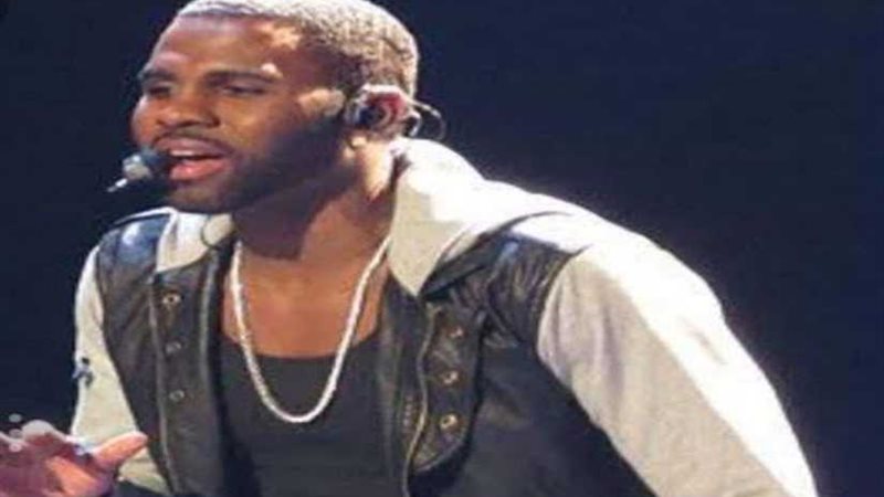 النجم العالمي جيسون