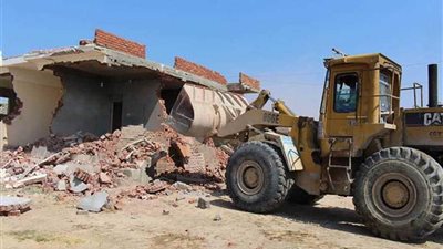 رئيس جهاز مدينة الشروق يقود حملة لإزالة 9 مبان مخالفة بالمدينة