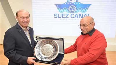 الفريق مُهاب مميش يستقبل الأبطال من الدفعة 20 بحرية