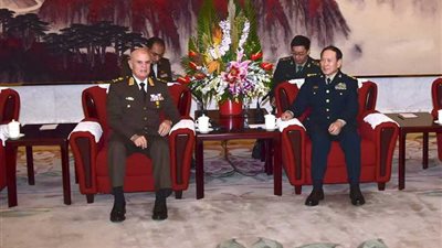 الفريق محمد فريد يعود إلى أرض الوطن بعد انتهاء زيارته الرسمية بالصين