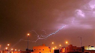 موجات البرق ودوى الرعد يظهران مجددا في سماء الكويت وسط أمطار متفاوتة