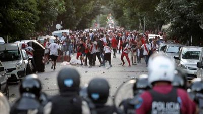 اشتباكات عنيفة بين جماهير ريفر بليت والشرطة الأرجنتينية 