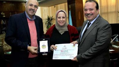 تكريم آمال أبو باشا مديرة مكتب رئيس الجامعة