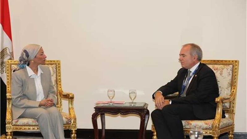 وزيرة البيئة تبحث