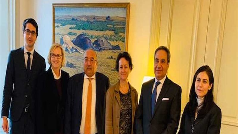 مشاورات سياسية بين