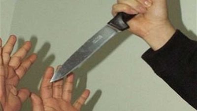 طالب يتعدى على زميله بسكين لخلافات مالية