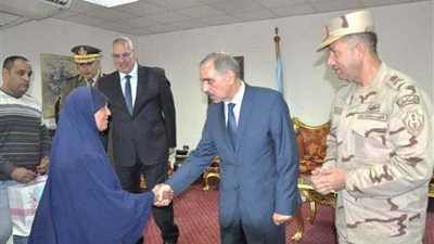 محافظ أسيوط ورئيس أركان قوات الدفاع الشعبي يكرمان أسهر شهداء القوات المسلحة..(صور)