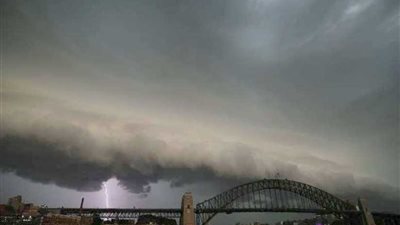 سيدني تغرق تحت العواصف والحرائق.. وتعطل في الكهرباء والملاحة