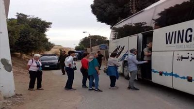 وفد سياحي من إنجلترا وكندا يزور المناطق الأثرية بالمنيا