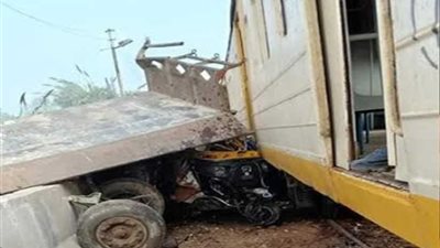 بالصور.. جرار زراعي يقتحم مزلقانا ويصطدم بقطار طنطا - زفتى