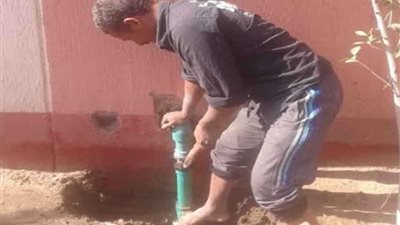 إصلاح عطل بخط الصرف الصحي بجوار مدرسة بالخانكة