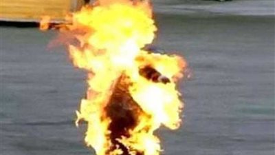 مريض نفسيا يشعل النار في نفسه بالمنيا