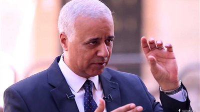 رئيس جامعة الإسكندرية يفتتح معرض 