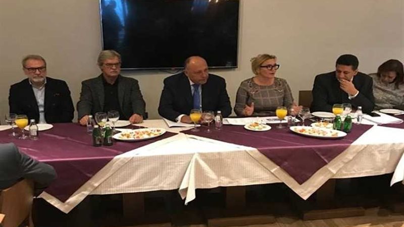 وزير الخارجية يبدأ