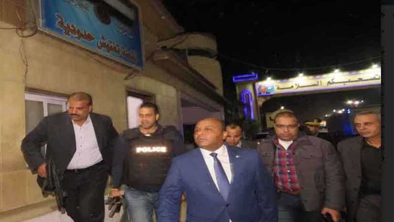 مسجل يطلق النار على