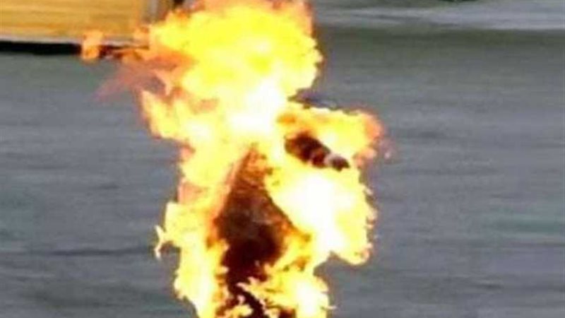 مريض نفسيا يشعل النار