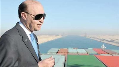 الفريق مميش يتفقد سفينة الخدمات البترولية 